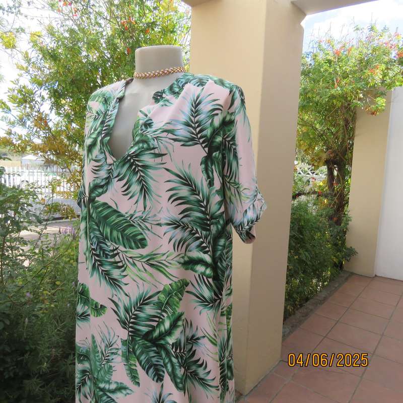 Cool long white top-short dress with green leaf pattern in viscose. Size 42-44