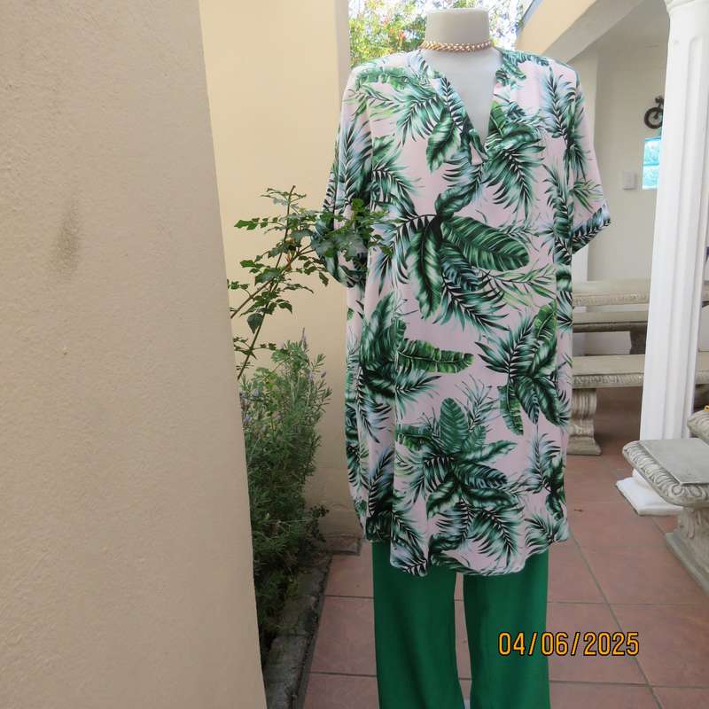 Cool long white top-short dress with green leaf pattern in viscose. Size 42-44