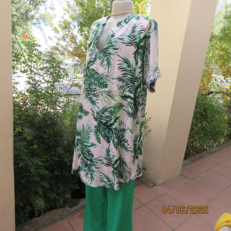 Cool long white top-short dress with green leaf pattern in viscose. Size 42-44