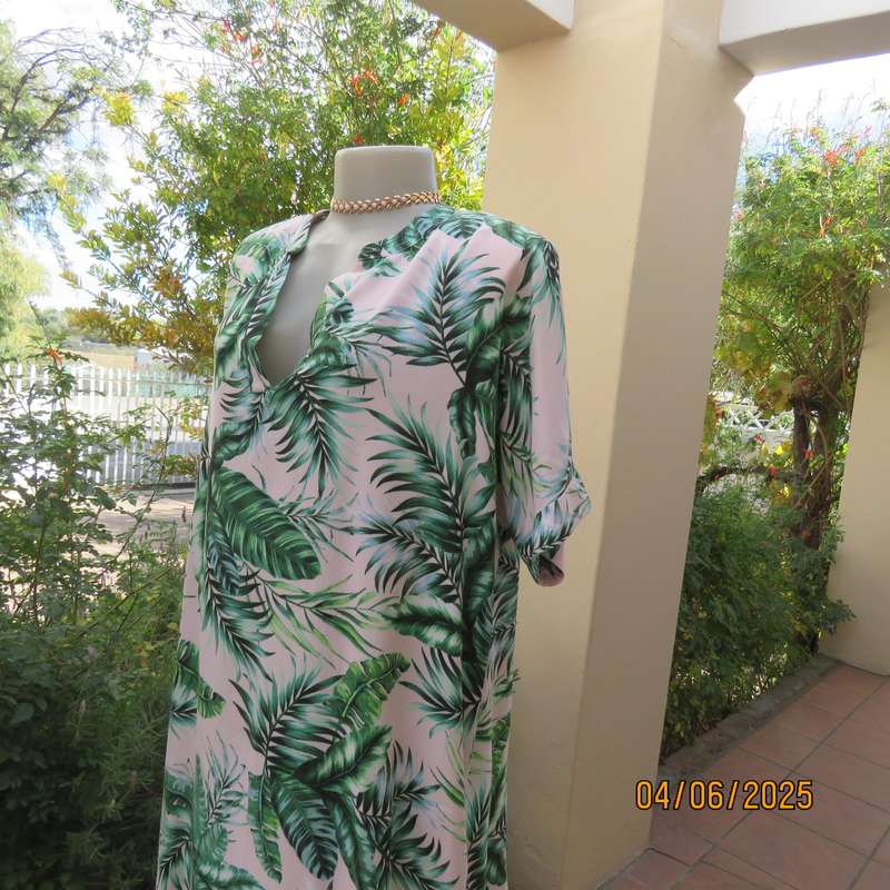 Cool long white top-short dress with green leaf pattern in viscose. Size 42-44