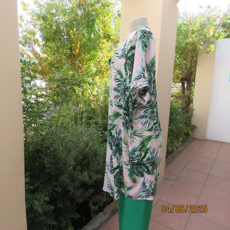 Cool long white top-short dress with green leaf pattern in viscose. Size 42-44