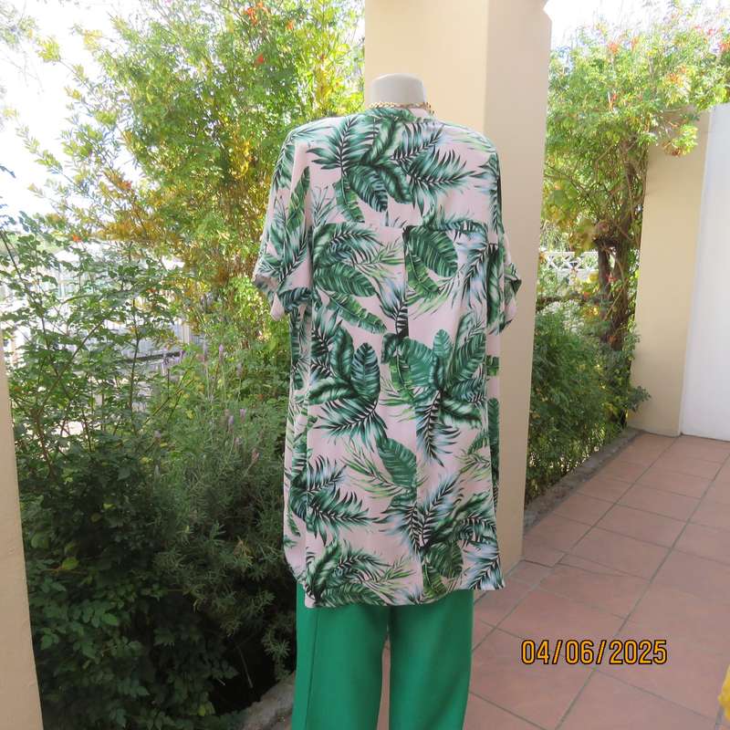 Cool long white top-short dress with green leaf pattern in viscose. Size 42-44