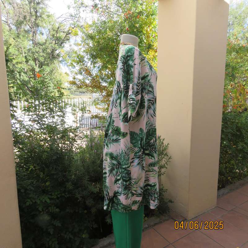 Cool long white top-short dress with green leaf pattern in viscose. Size 42-44