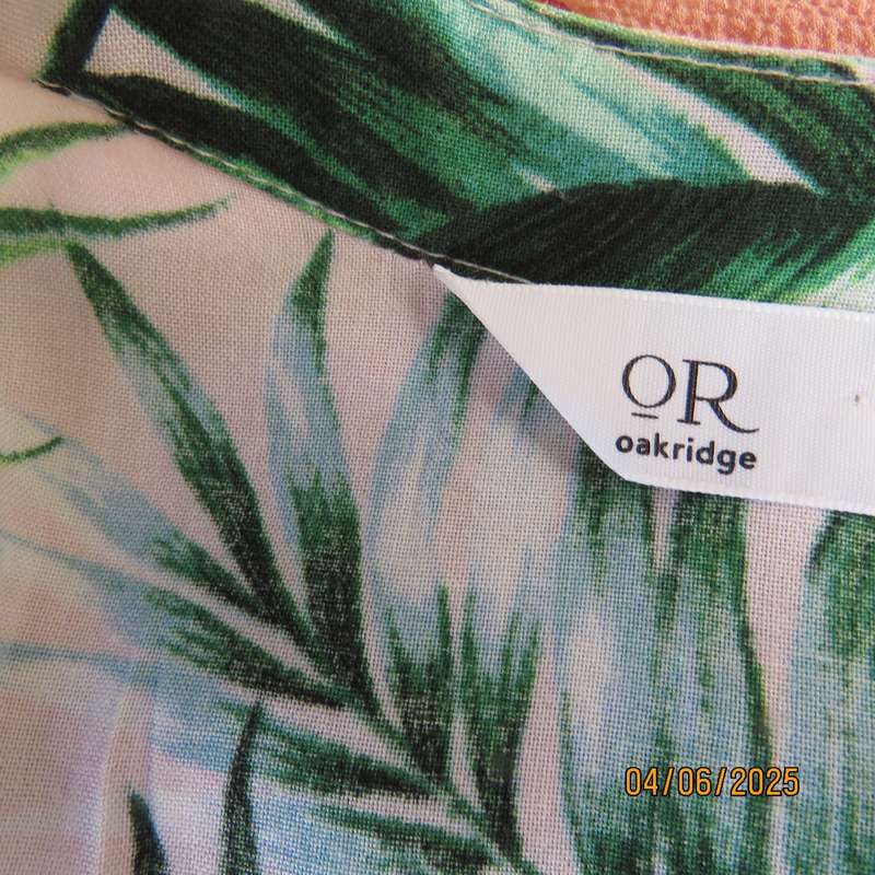 Cool long white top-short dress with green leaf pattern in viscose. Size 42-44