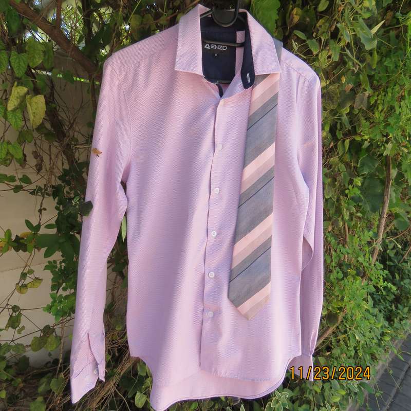 ENZO long sleeve pink-white textured polycotton smart shirt in size Small. Free matching tie. As new