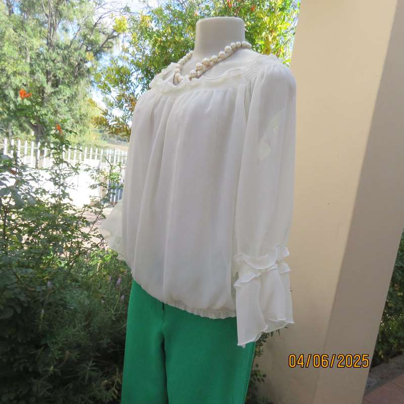 KELSO light cream crinkled polyester blouson style top. Wide elasticated neckline Size 40