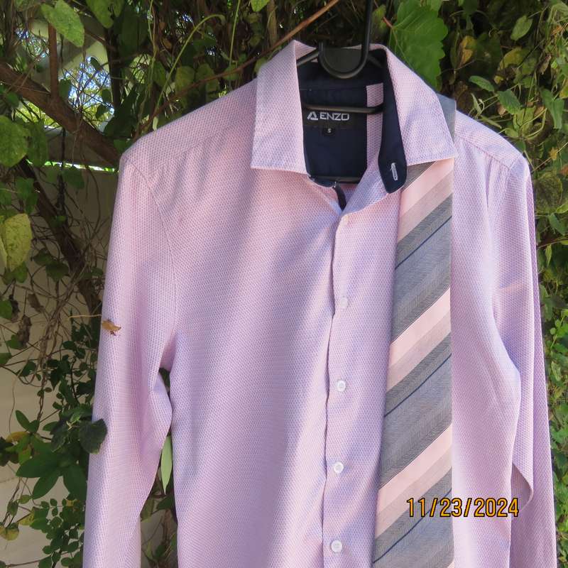 ENZO long sleeve pink-white textured polycotton smart shirt in size Small. Free matching tie. As new