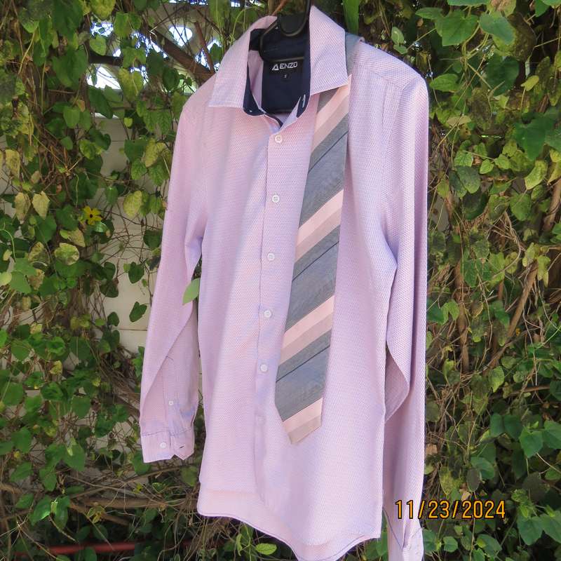 ENZO long sleeve pink-white textured polycotton smart shirt in size Small. Free matching tie. As new