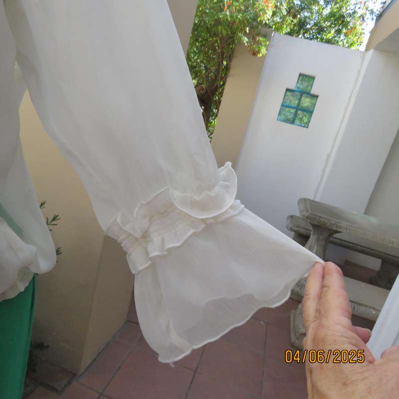 KELSO light cream crinkled polyester blouson style top. Wide elasticated neckline Size 40