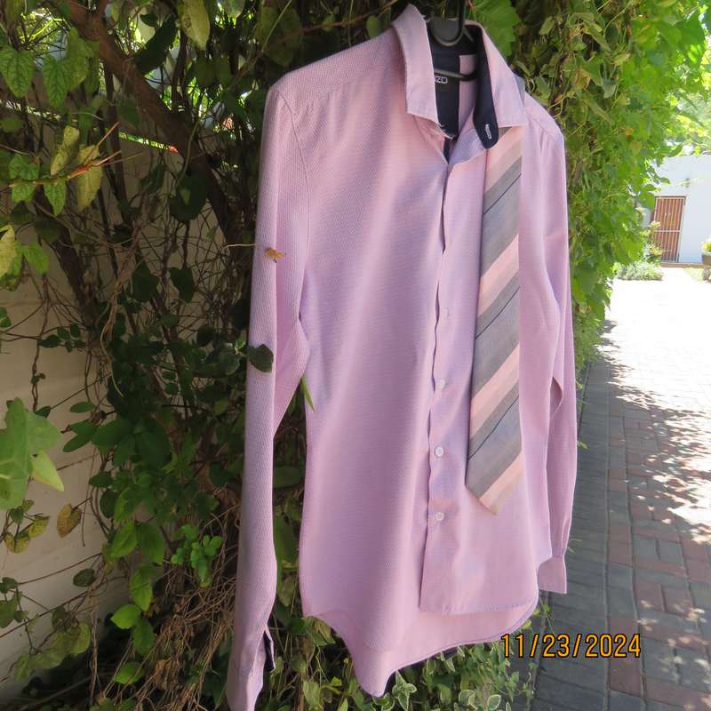 ENZO long sleeve pink-white textured polycotton smart shirt in size Small. Free matching tie. As new