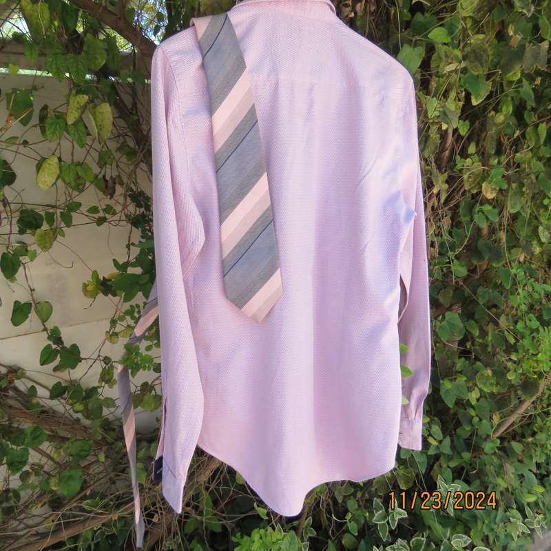ENZO long sleeve pink-white textured polycotton smart shirt in size Small. Free matching tie. As new