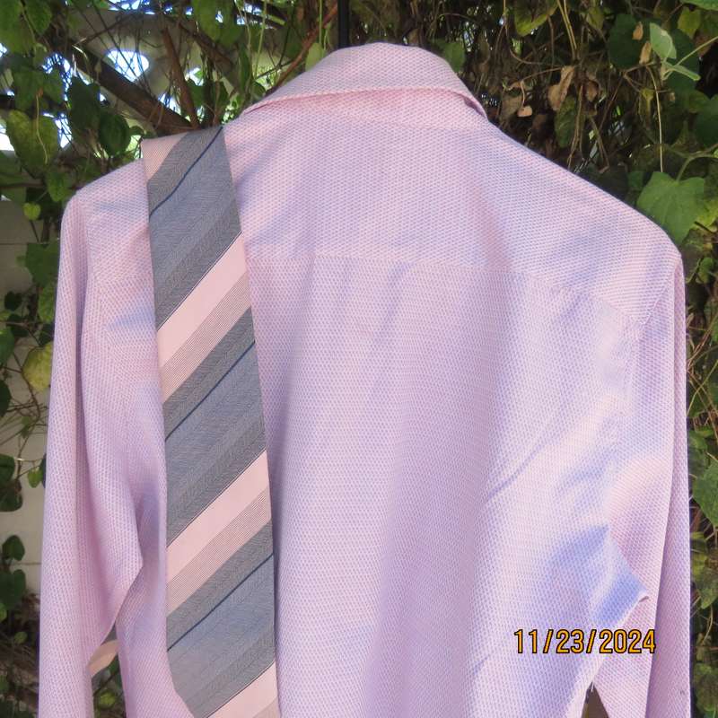 ENZO long sleeve pink-white textured polycotton smart shirt in size Small. Free matching tie. As new
