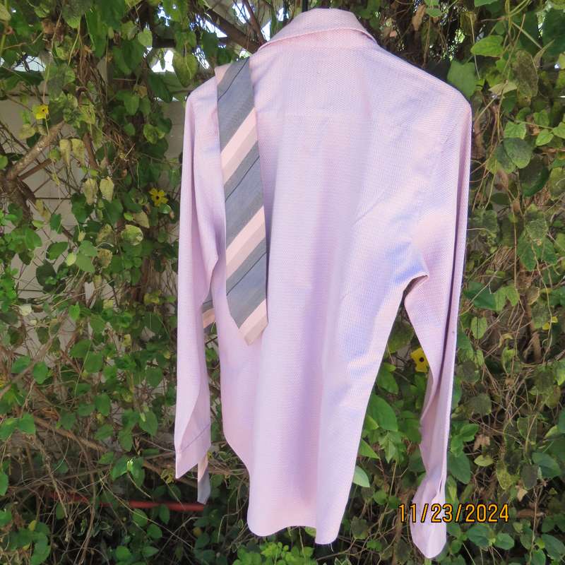 ENZO long sleeve pink-white textured polycotton smart shirt in size Small. Free matching tie. As new