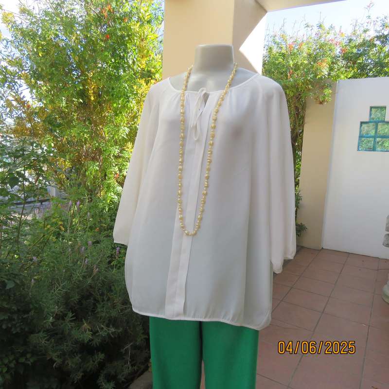 MERIEN HALL light cream polyester blouson top size 46. Threequarter sleeves.