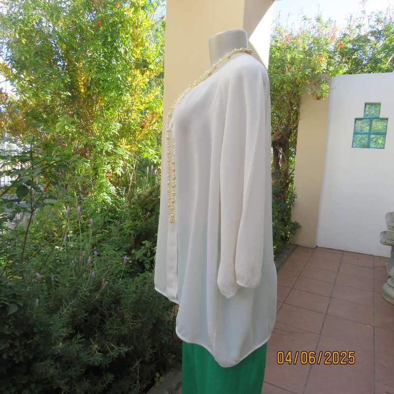 MERIEN HALL light cream polyester blouson top size 46. Threequarter sleeves.