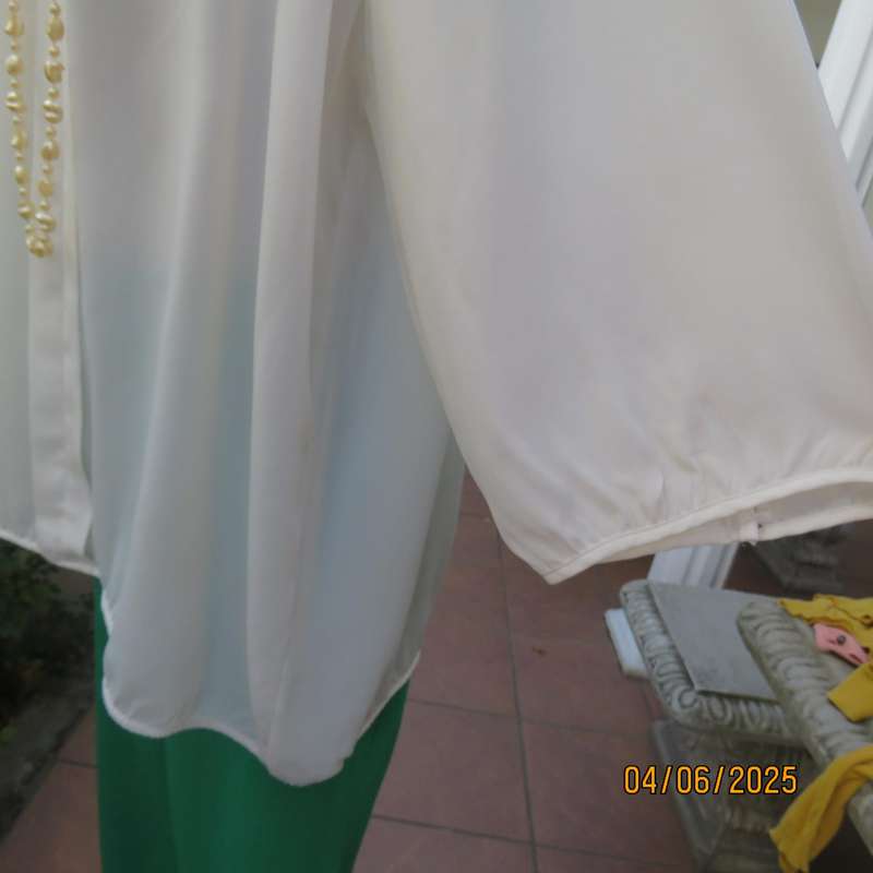 MERIEN HALL light cream polyester blouson top size 46. Threequarter sleeves.