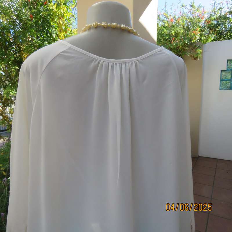 MERIEN HALL light cream polyester blouson top size 46. Threequarter sleeves.