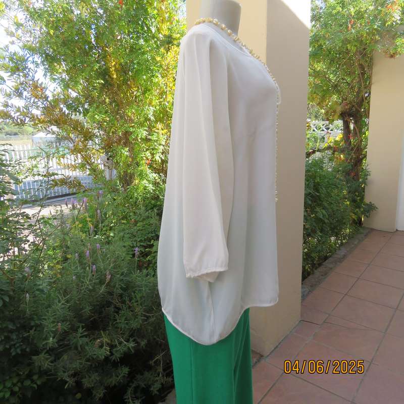 MERIEN HALL light cream polyester blouson top size 46. Threequarter sleeves.