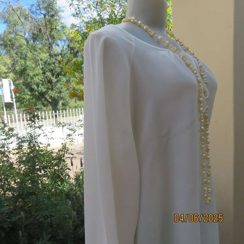 MERIEN HALL light cream polyester blouson top size 46. Threequarter sleeves.