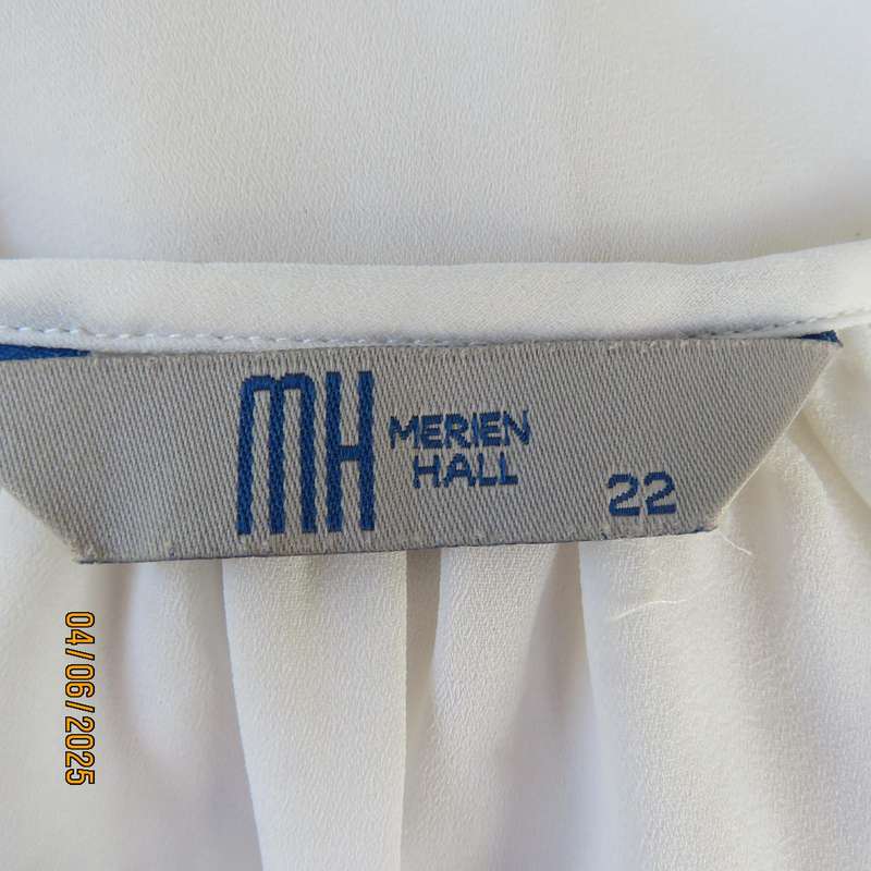 MERIEN HALL light cream polyester blouson top size 46. Threequarter sleeves.