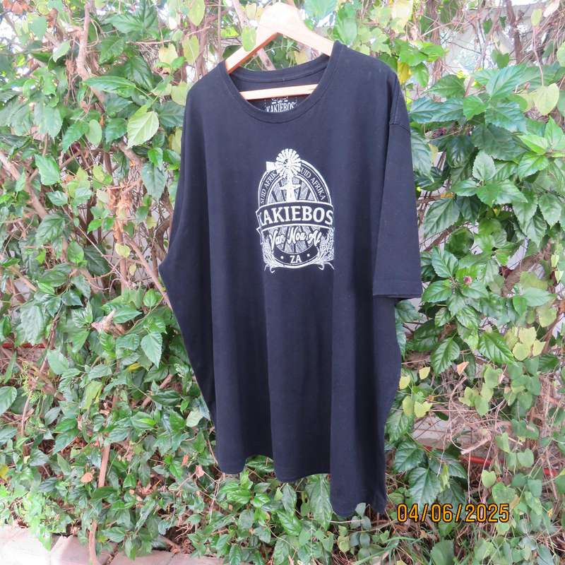 KAKIEBOS men's very black short sleeve T shirt in 100% cotton. Size 5XL.