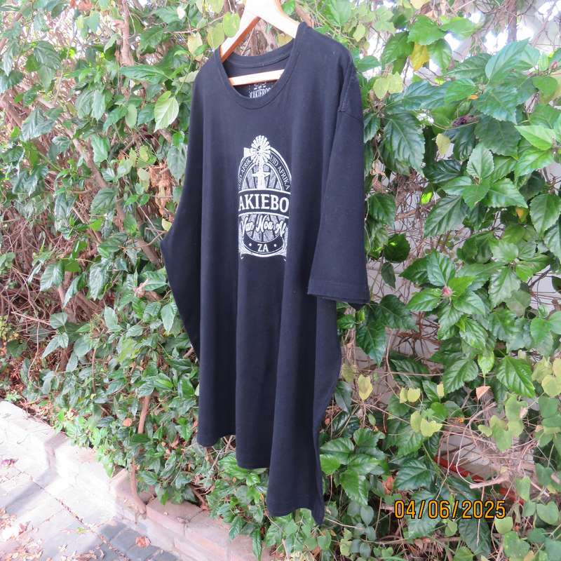 KAKIEBOS men's very black short sleeve T shirt in 100% cotton. Size 5XL.