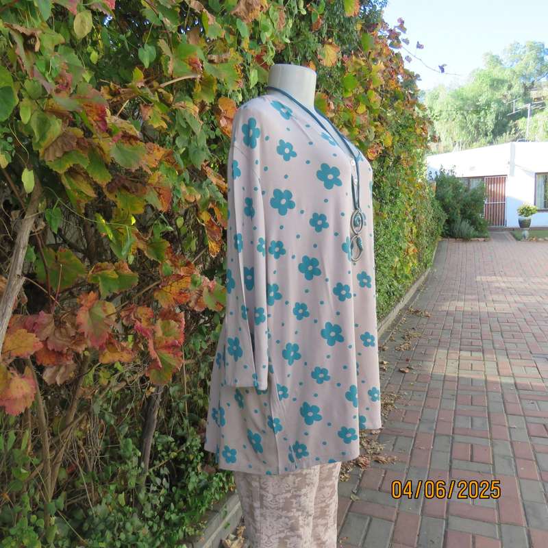 Ecru colour loose polycotton stretch top-jade flowers. Elbow sleeves. Size 50