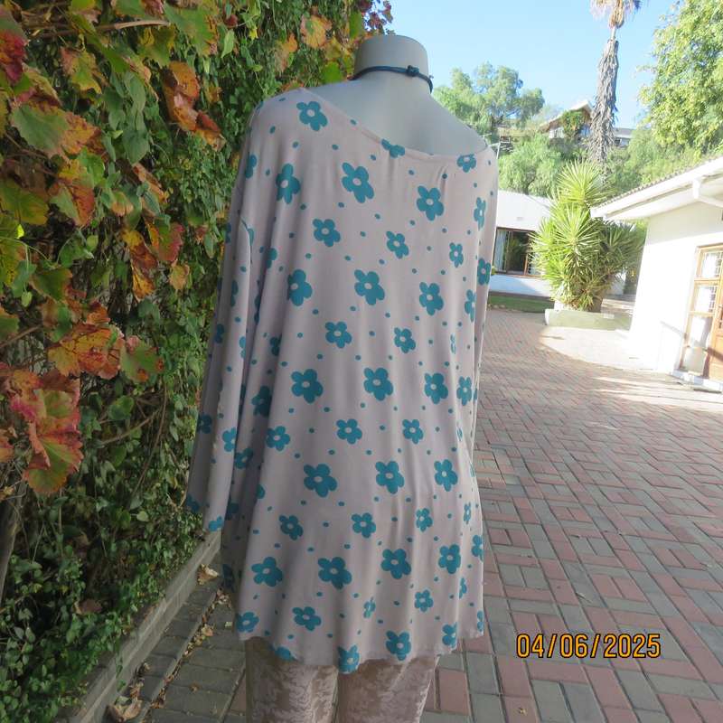 Ecru colour loose polycotton stretch top-jade flowers. Elbow sleeves. Size 50