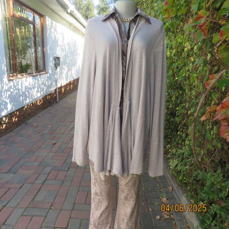MILADYS cream-white mottled long sleeve open cardigan. Lace decor at back. Size 44 +