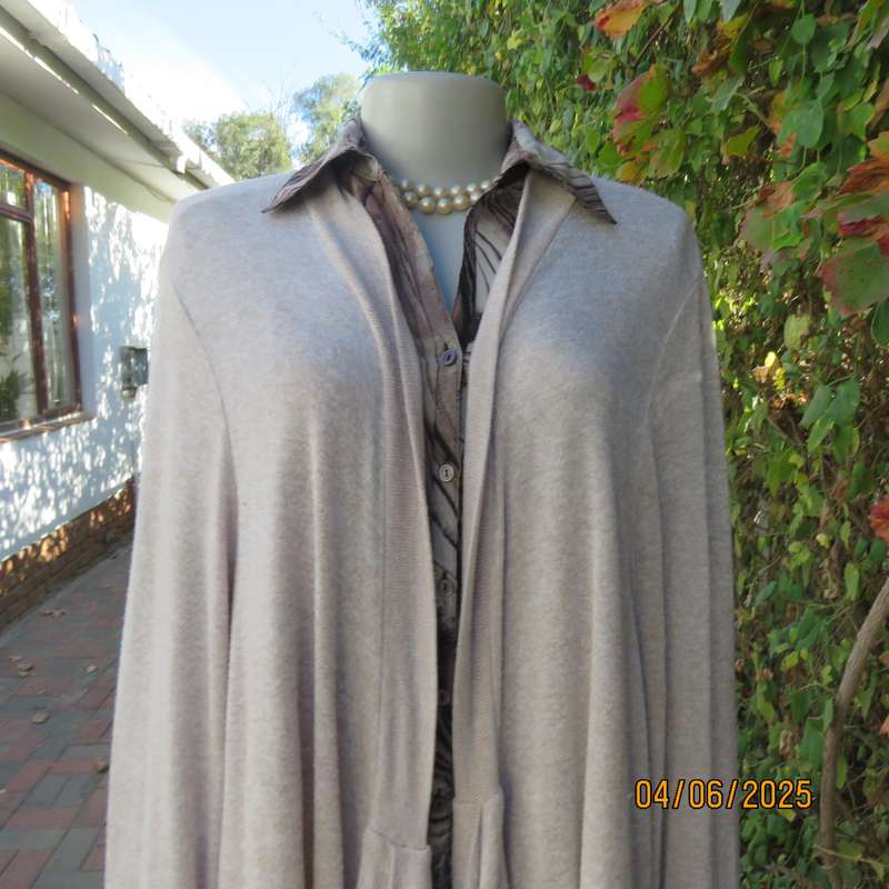 MILADYS cream-white mottled long sleeve open cardigan. Lace decor at back. Size 44 +