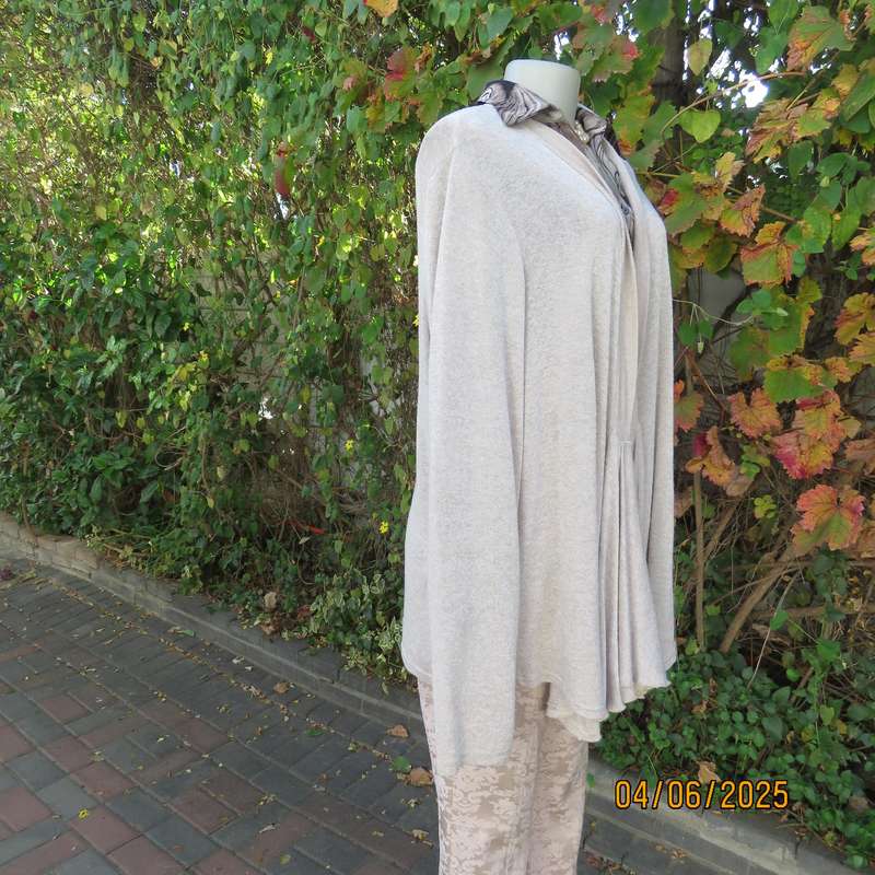 MILADYS cream-white mottled long sleeve open cardigan. Lace decor at back. Size 44 +