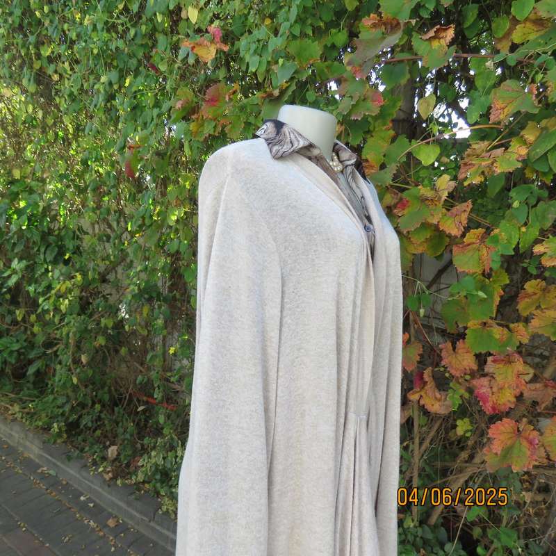 MILADYS cream-white mottled long sleeve open cardigan. Lace decor at back. Size 44 +