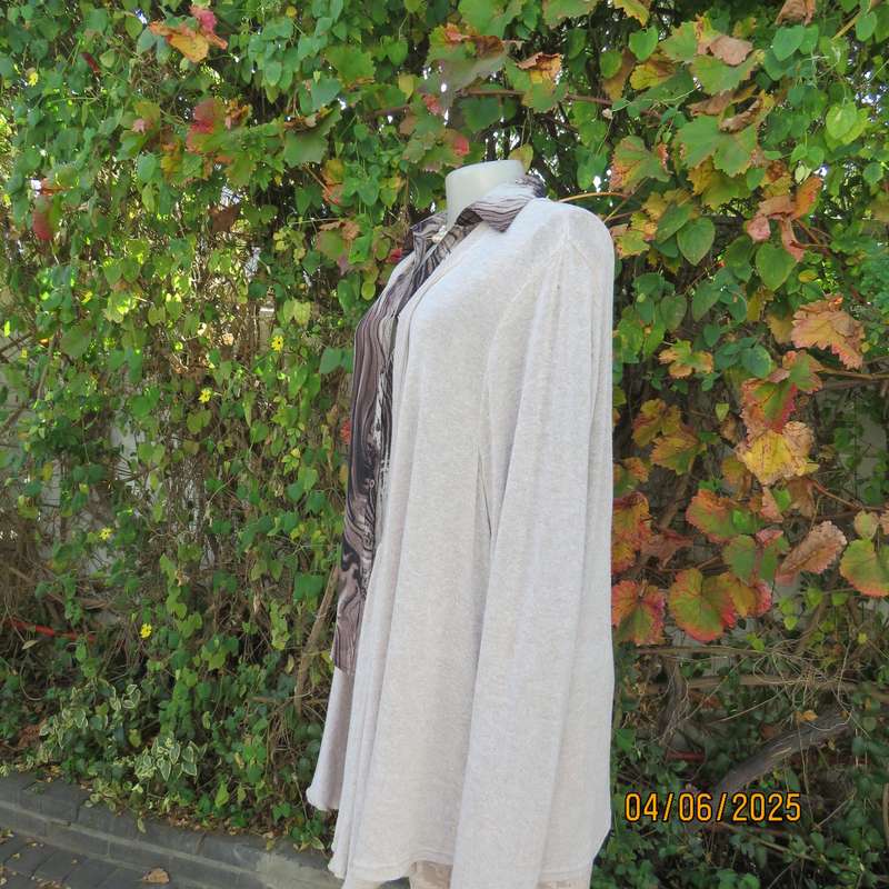MILADYS cream-white mottled long sleeve open cardigan. Lace decor at back. Size 44 +