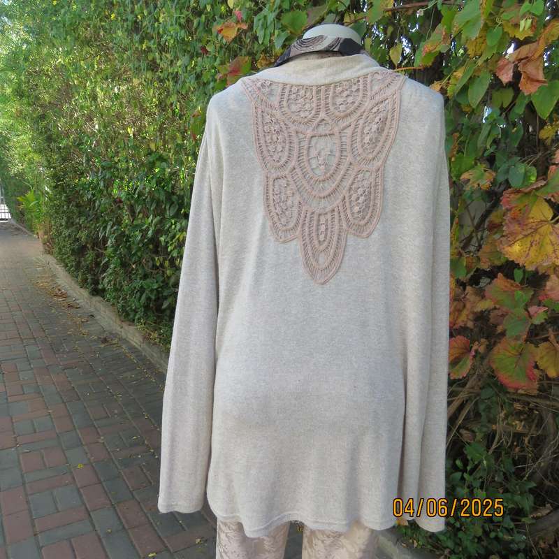 MILADYS cream-white mottled long sleeve open cardigan. Lace decor at back. Size 44 +