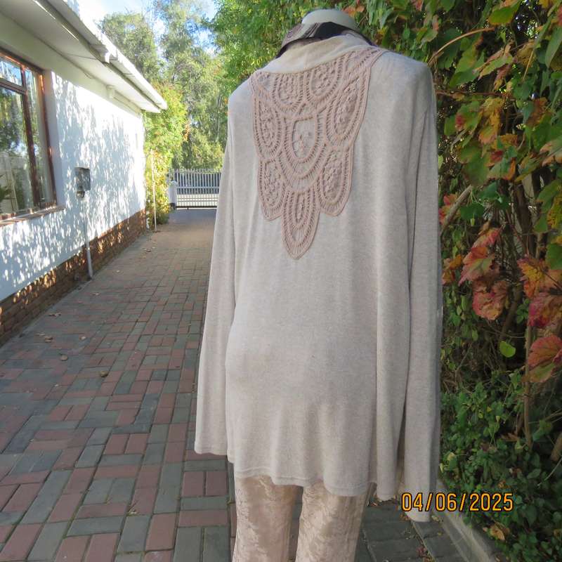 MILADYS cream-white mottled long sleeve open cardigan. Lace decor at back. Size 44 +