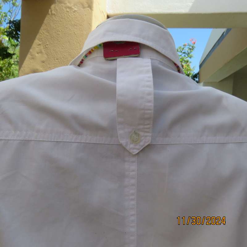 Pretty white capped sleeve button down tailored top. Cute pockets. Shirt collar. Size 38. As new