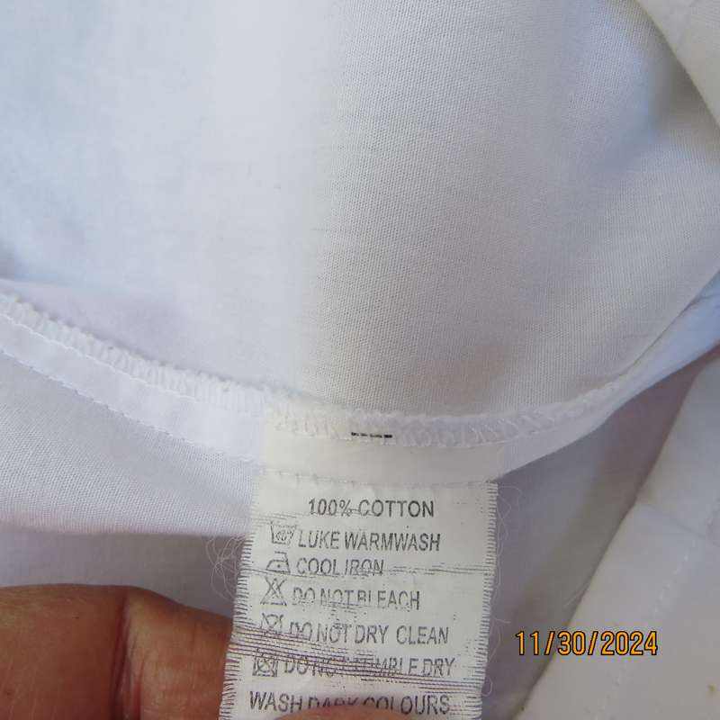 Pretty white capped sleeve button down tailored top. Cute pockets. Shirt collar. Size 38. As new
