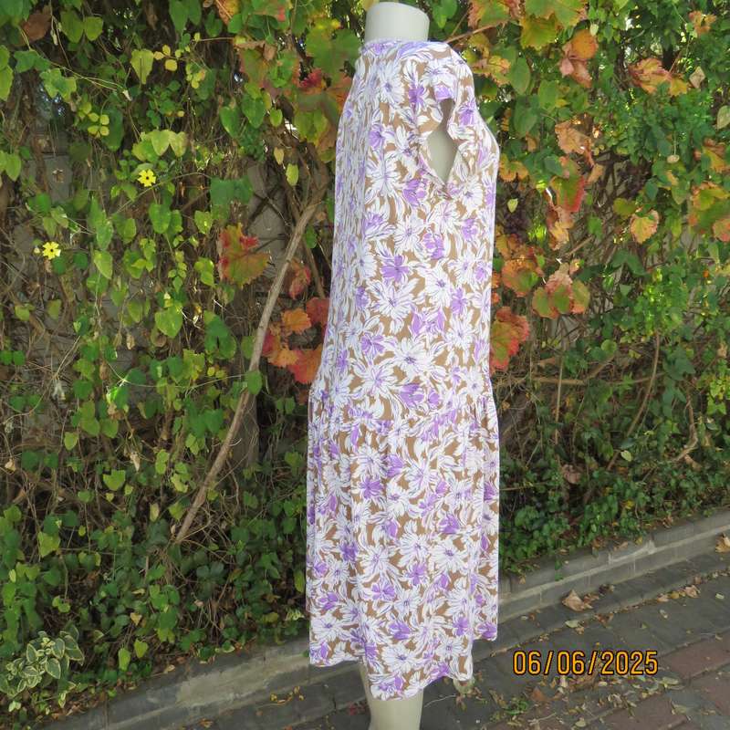 Vintage drop waist stretch polyester dress in tan with white-lilac flowers. Size 38