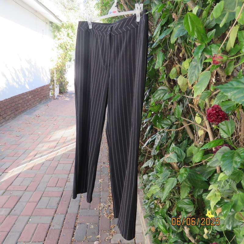 MILADYS black-white pinstripe straight legged polyester-viscose stretch pants. Size 42