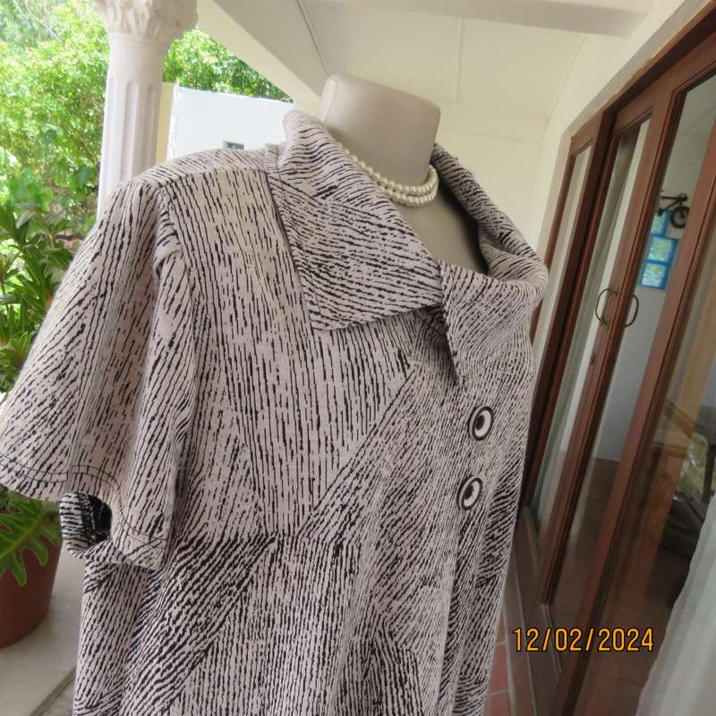 RENE TAYLOR soft polyester-rayon stretch loose hanging capped sleeve black-white top. Size 44.As new