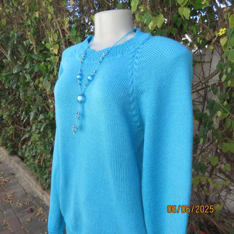 Hand knitted light jade plain knit long sleeve pullover cardi size 42. As new