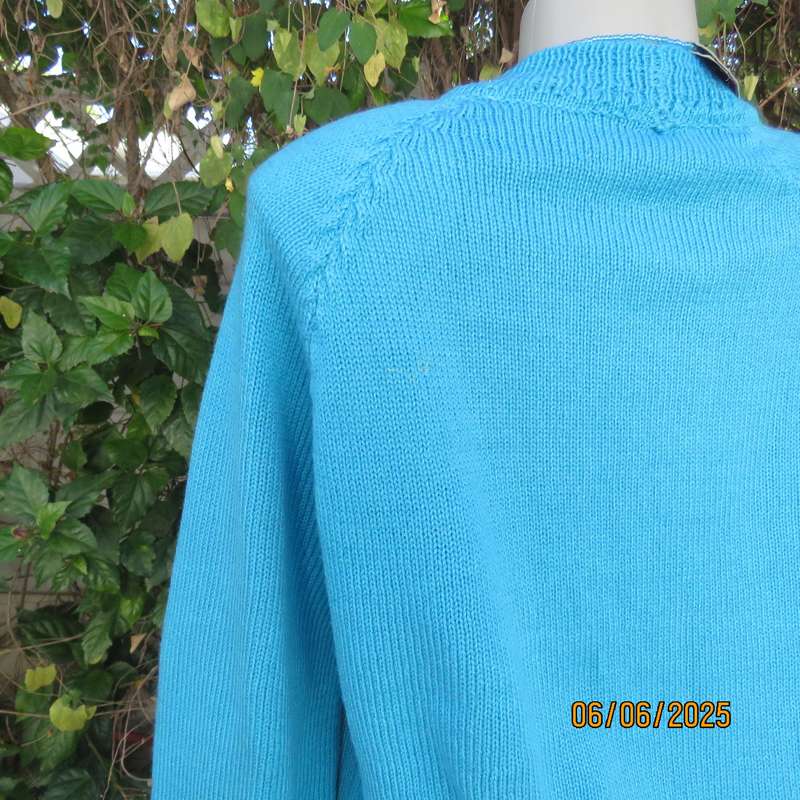 Hand knitted light jade plain knit long sleeve pullover cardi size 42. As new