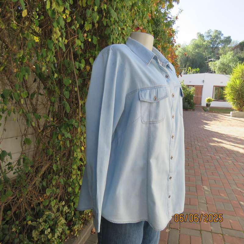 RIDERS by LEE light blue long sleeve button down shirt. Size 46. Front pockets/