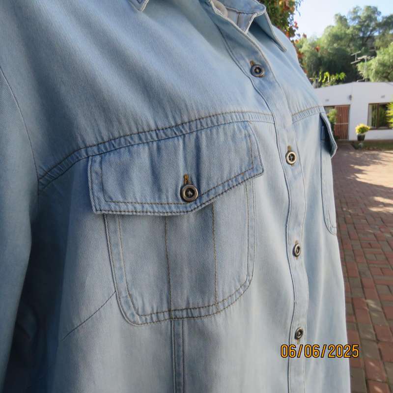 RIDERS by LEE light blue long sleeve button down shirt. Size 46. Front pockets/