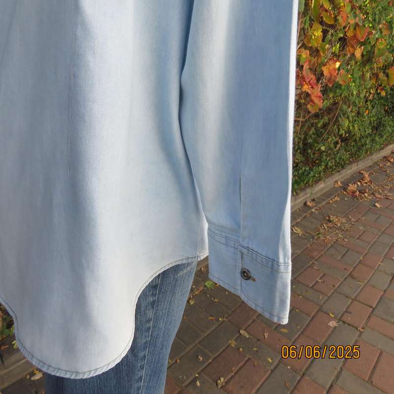 RIDERS by LEE light blue long sleeve button down shirt. Size 46. Front pockets/