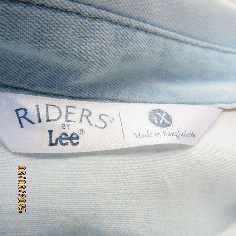 RIDERS by LEE light blue long sleeve button down shirt. Size 46. Front pockets/