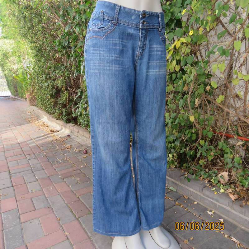 RE bootleg regular rise blue denim jeans with 4 pockets in stretch polycotton. Size 40