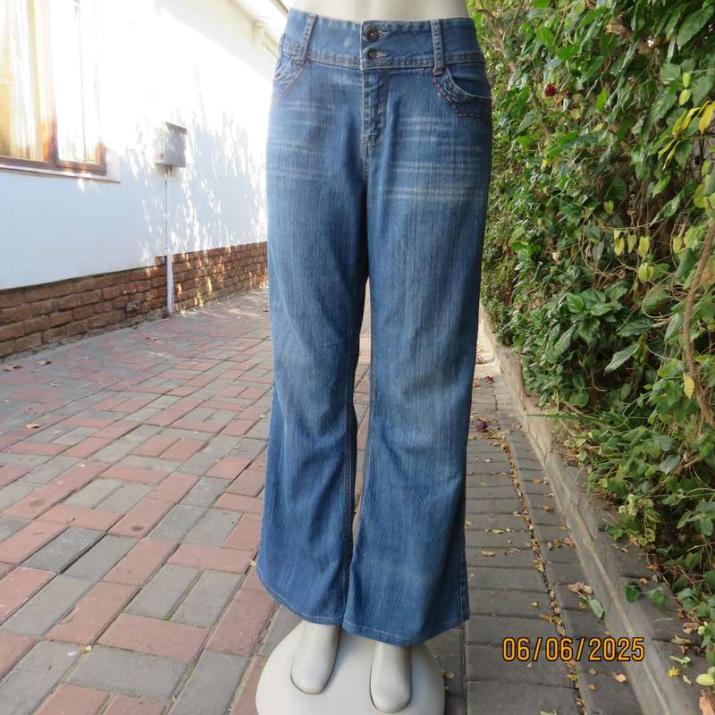 RE bootleg regular rise blue denim jeans with 4 pockets in stretch polycotton. Size 40