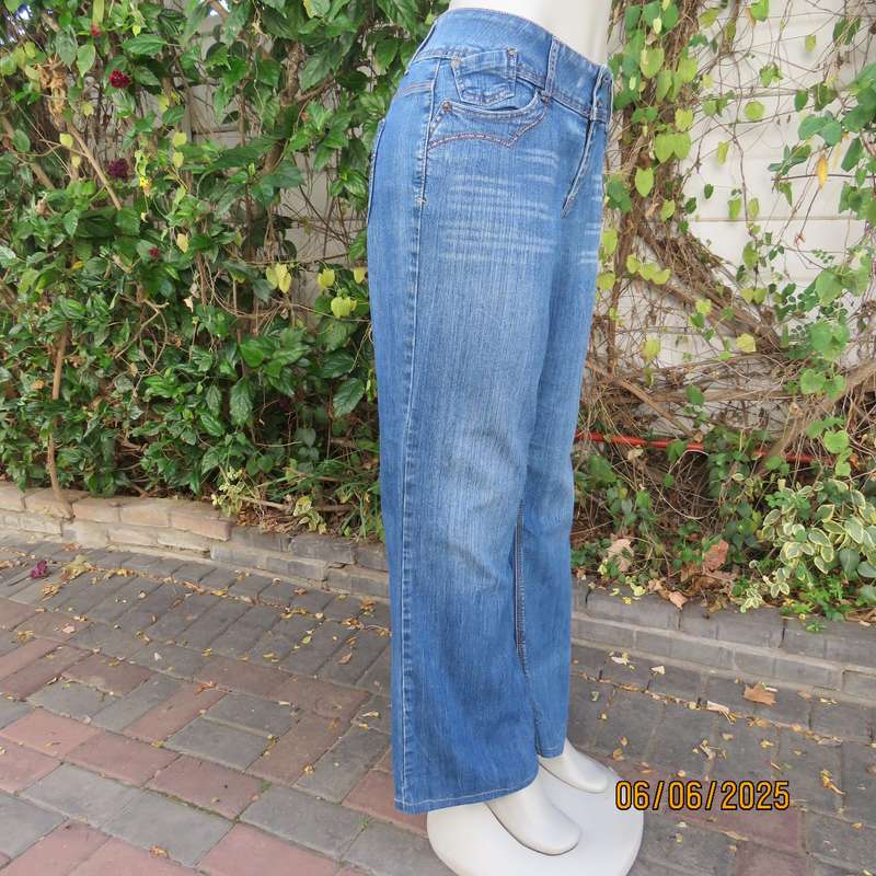 RE bootleg regular rise blue denim jeans with 4 pockets in stretch polycotton. Size 40
