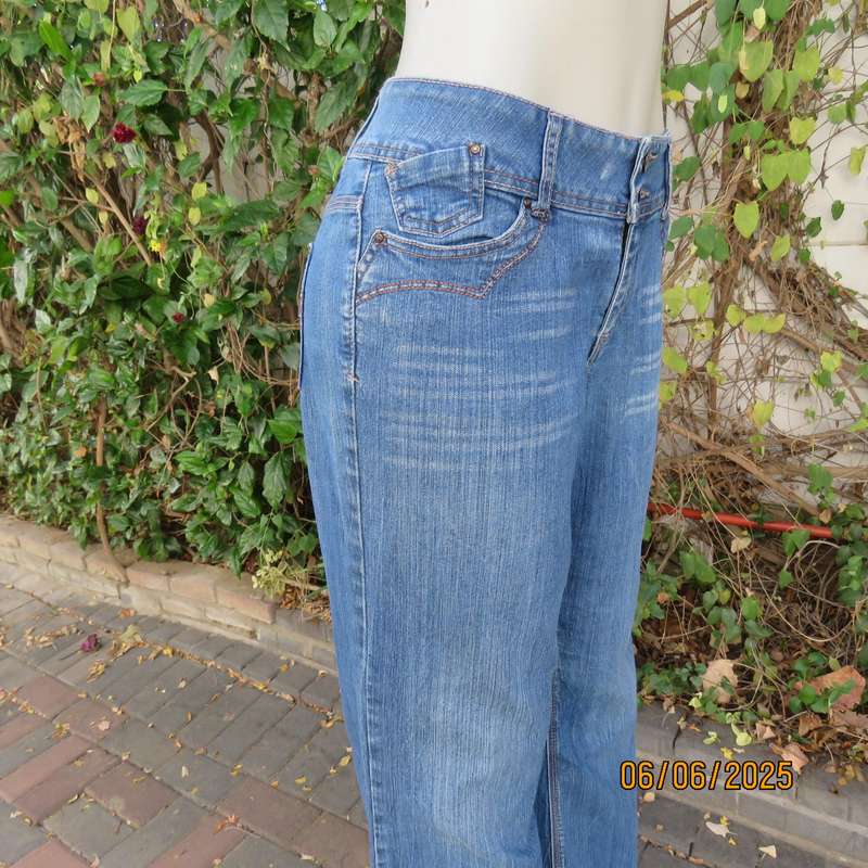 RE bootleg regular rise blue denim jeans with 4 pockets in stretch polycotton. Size 40